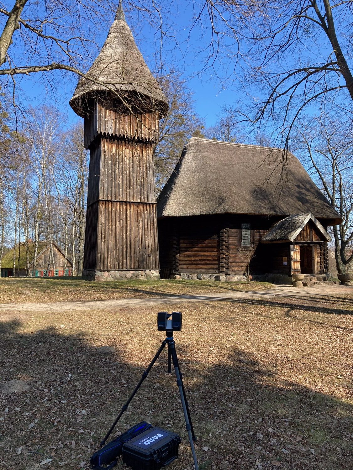 Zabytkowy drewniany kościół - obiekt badania scanerem