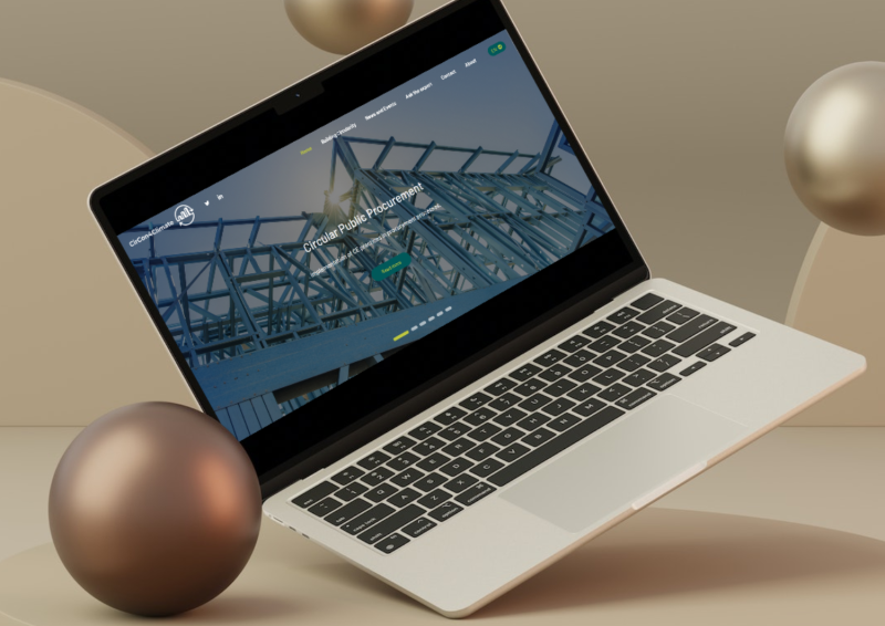 Widok na stronę internetową projektu na ekranie laptopa