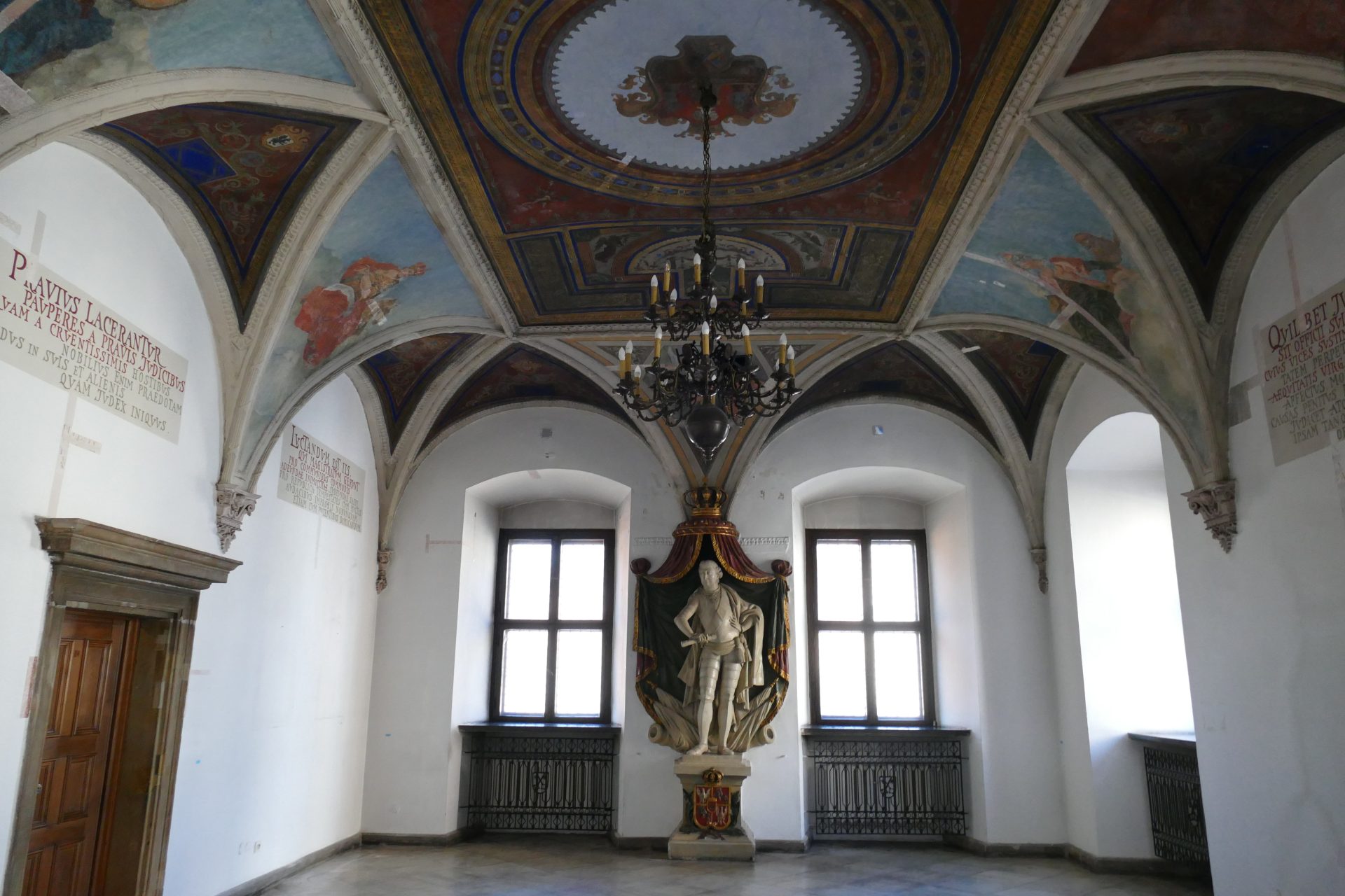 Izba Sądowa ze sklepieniem zdobionym polichromią - na centralnej ścianie izby posąg przedstawiający króla Stanisława Augusta