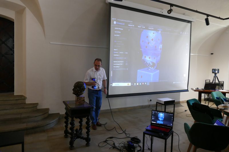 Profesor Artur Piekarczuk podczas prezentacji możliwości wykorzystania technik obrazowania 3D